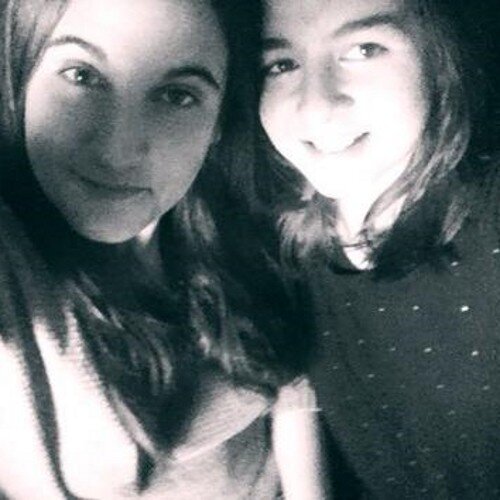 Laura est à gauche et Julia à droite abonne toi à nous et on rends☺☝☝✊✊✋✋✌