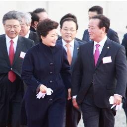 울산 큰 일꾼, 국회 전 예산결산특별위원장, 새누리당 의원 정갑윤입니다. 울산광역시에 걸맞는 더 큰 울산 만들기에 혼신의 힘을 다하겠습니다.