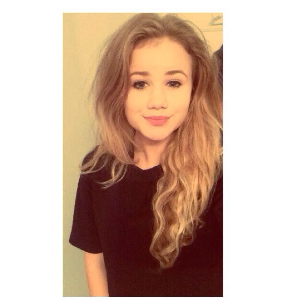 I love emily shes amazing and so beautiful i love her in the 5sos video its so great shes an amazing dancer