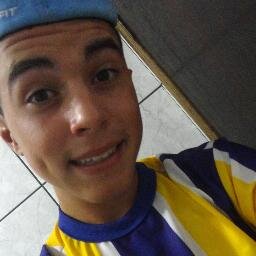 amo futebol e comer !! rs