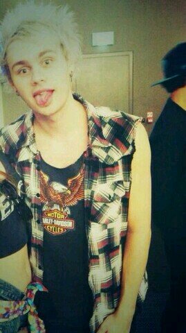 Mikeylovesuu's profile picture. Just a reminder that Michael loves you :) x ~ @CLIFFORDSWEED fav tweet in link and I'll love you forever