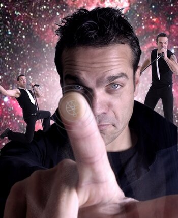 Justlikerobbie's profile picture. Wanneer Henri Toonders in de huid van Robbie Williams kruipt, krijg je het gevoel dat hij live voor je staat.