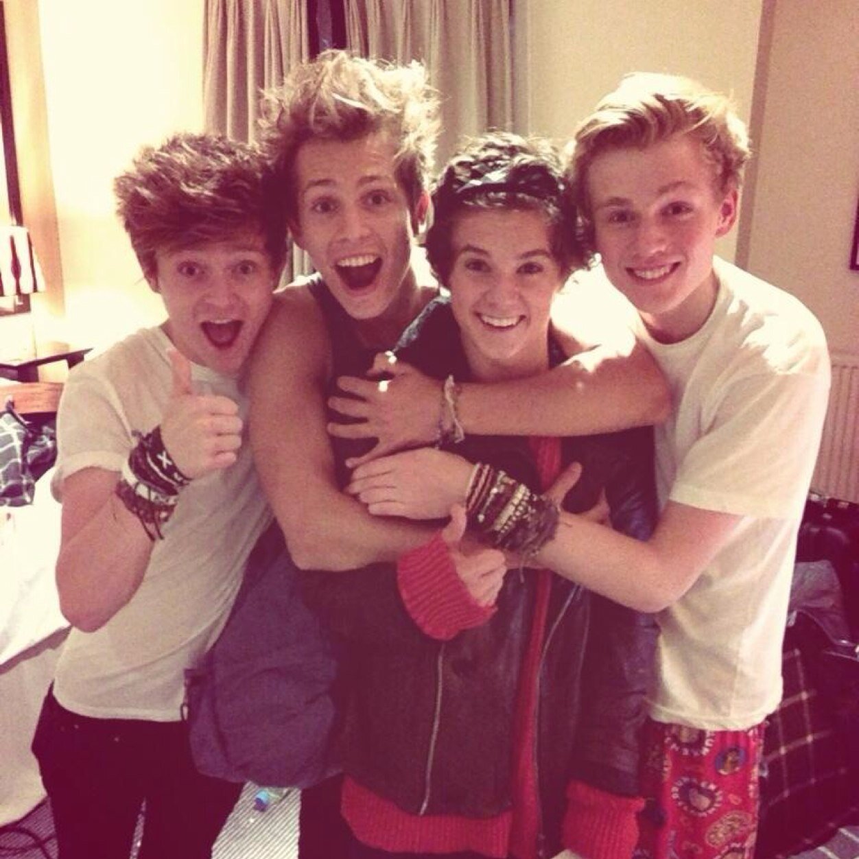 This is a free follow. Please follow @MashtonsPony_ and @CliffocondaLand and @UK5SOSFamMeetUp
