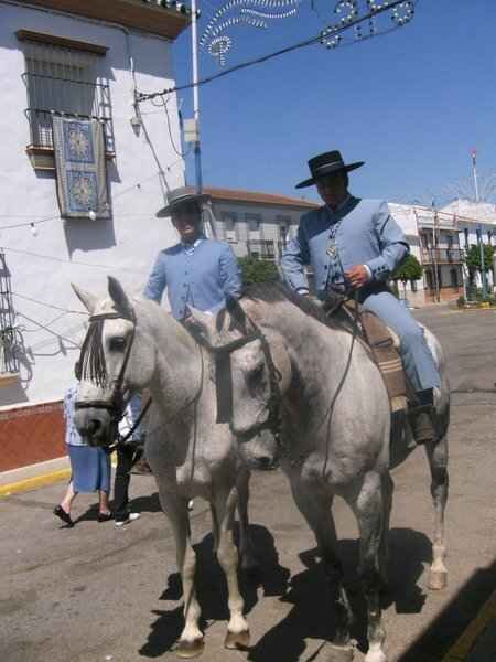 Amante de los caballos,Rociero hasta la médula. Mi pasión es el campo. Trabajador en Dehesa La Zorrera, ganadería de toros bravos.