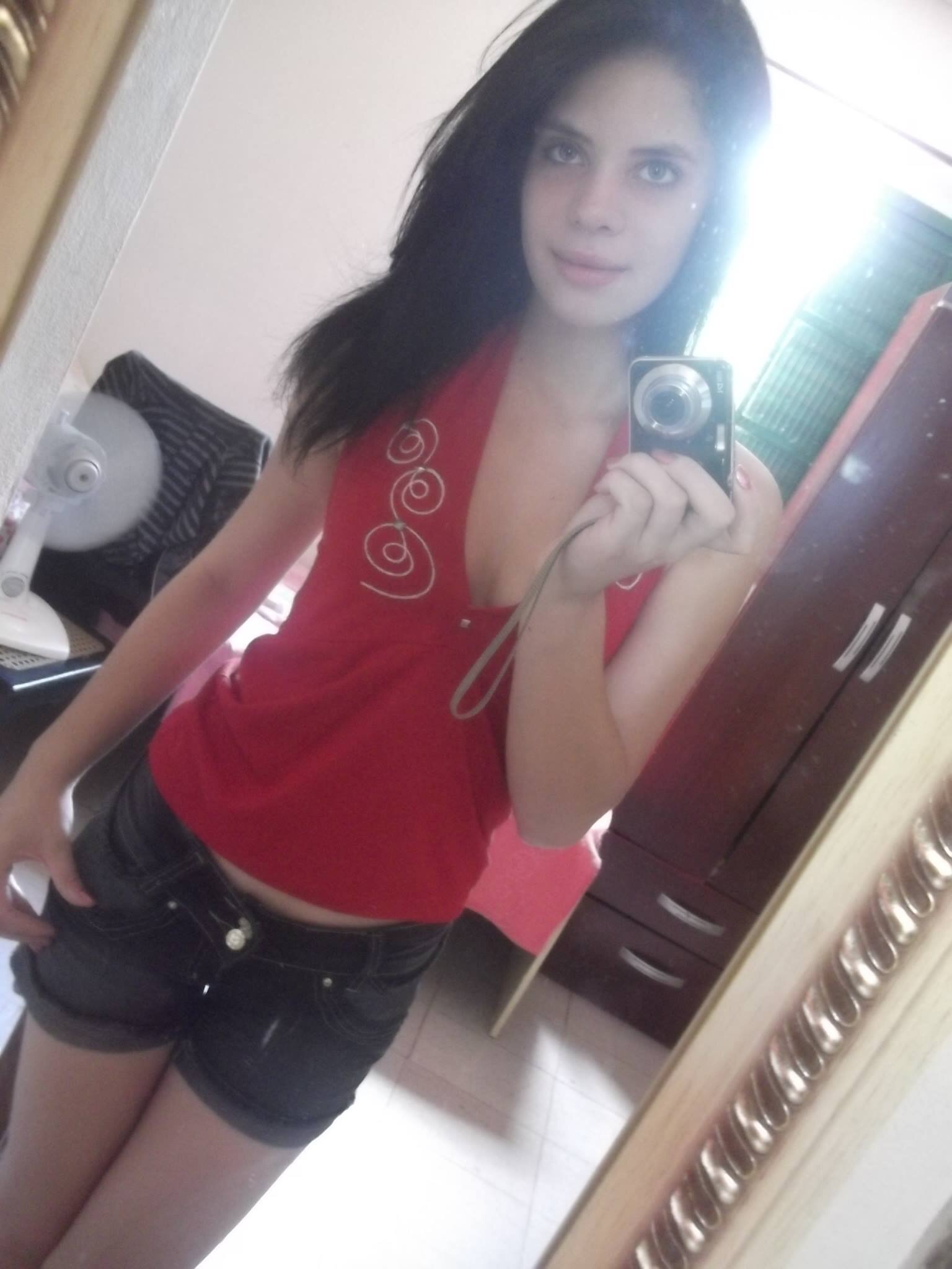 Ela é boba, ri de tdo e faz palhaçada. Ela sabe cr seria, fria e grossa. Ela é romantica, sentimental e c apega mto facil. Ela c apaixona por sorrisos, gosta d