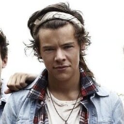 Follow the beautiful & lovely @sarsuz - she is a friend of Harry Styles and a complete sweetheart! If you retweet her tweets, maybe she will notice you more x