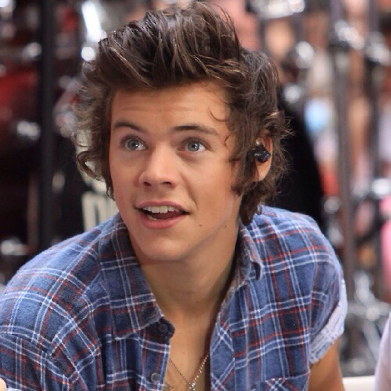 ayy here's a free follow and saved. follow @bicepcalums . thanks lovelies (: