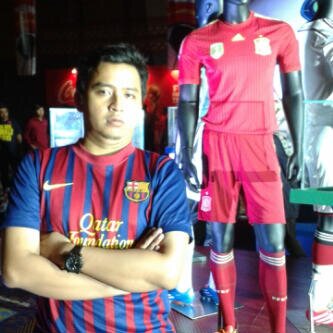 mes que un club...som la gent blaugrana...una bandera ens agermana...blaugrana al vent..