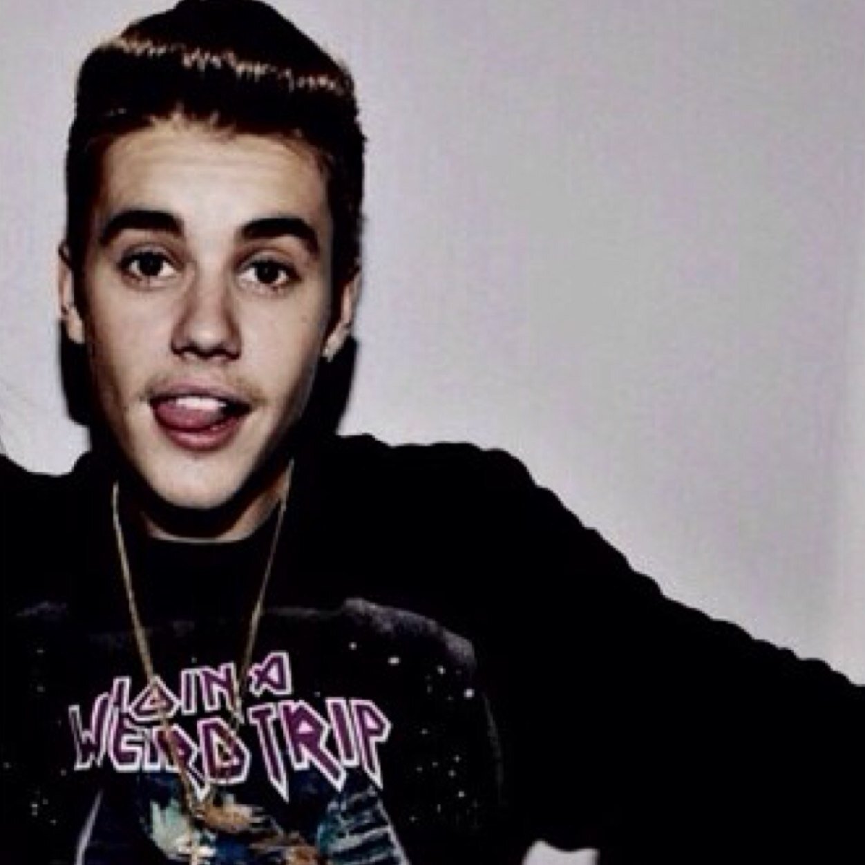 Giving free follows bc you're beautiful and ily. Mind following @JeliebersBase ? She follows back xx ♡