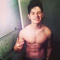 fc criado por uma mineira que se apaixonou por um gaucho de sorriso encantador e de carater incomparavel. Te amo @chris_leao @claraleao_  oficializado:19/12/12