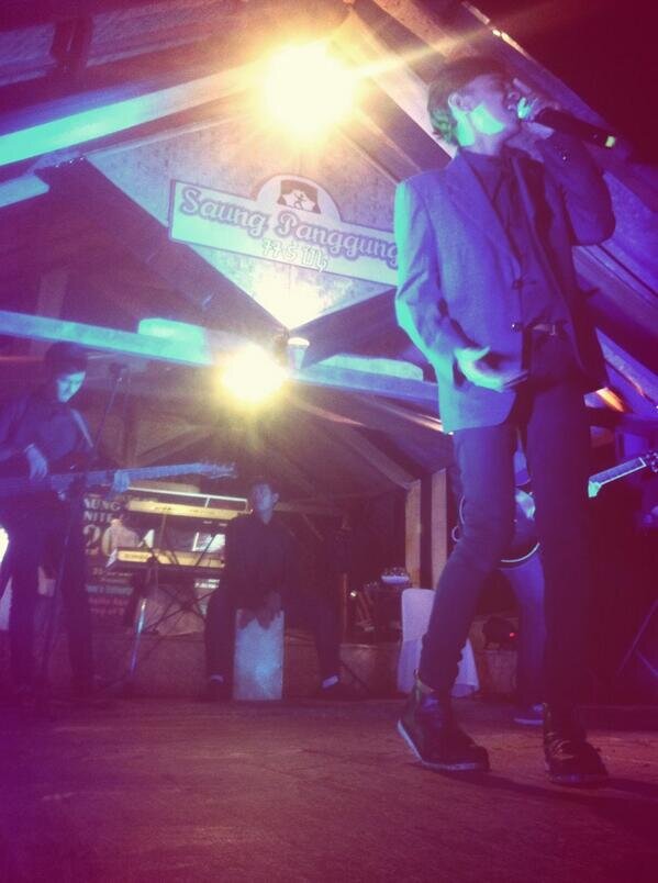 Always suport @VickyVickyrian | fanbase RESMI dari Vicky Rian Andriawan♥ | followed by him at 29december2013\m/