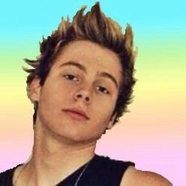 follow @thatirishcraic . she follows back, just ask ! Xx.