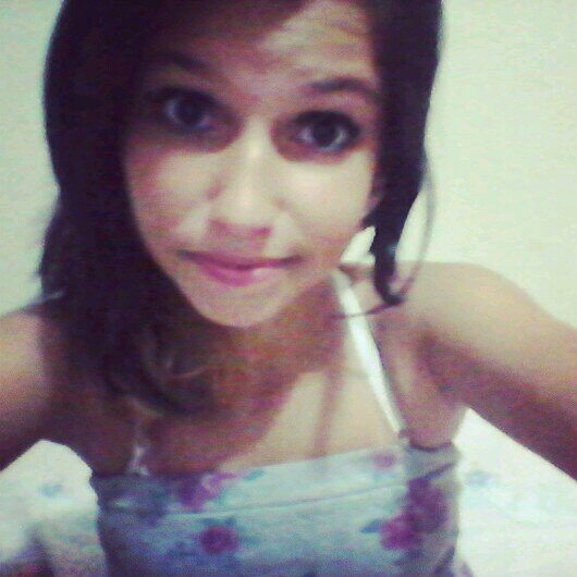 Pequena , bonita , chata , irritante , amiga , apaixonada e pronta pro que vier .