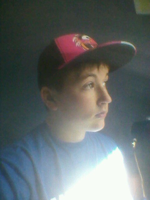 Im single,i played basketball until i broke my foot,im funny, and im fun to be around