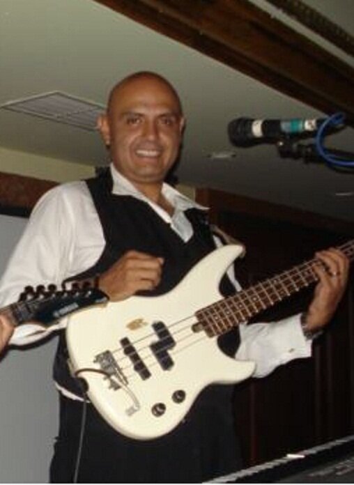 Tecladista,cantante y profesor de música, serio, formal y armónico.