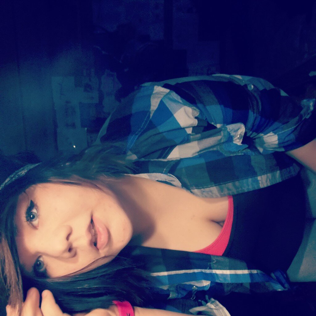 14 Years old | Loves Anchor and Crosses | Complete Freak | 00g | Tumblr and Twitter Addict | YouTuber | Dani Doomsday |