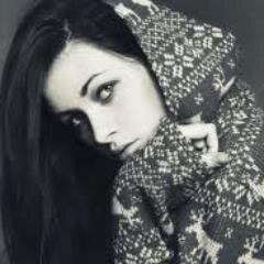 الحياة  مستمرة  سواء  ضحكت  أم  لم  تضحك  لا  تحمل  نفسك  هموما  لن تستفسد  منها  وابتسم .
