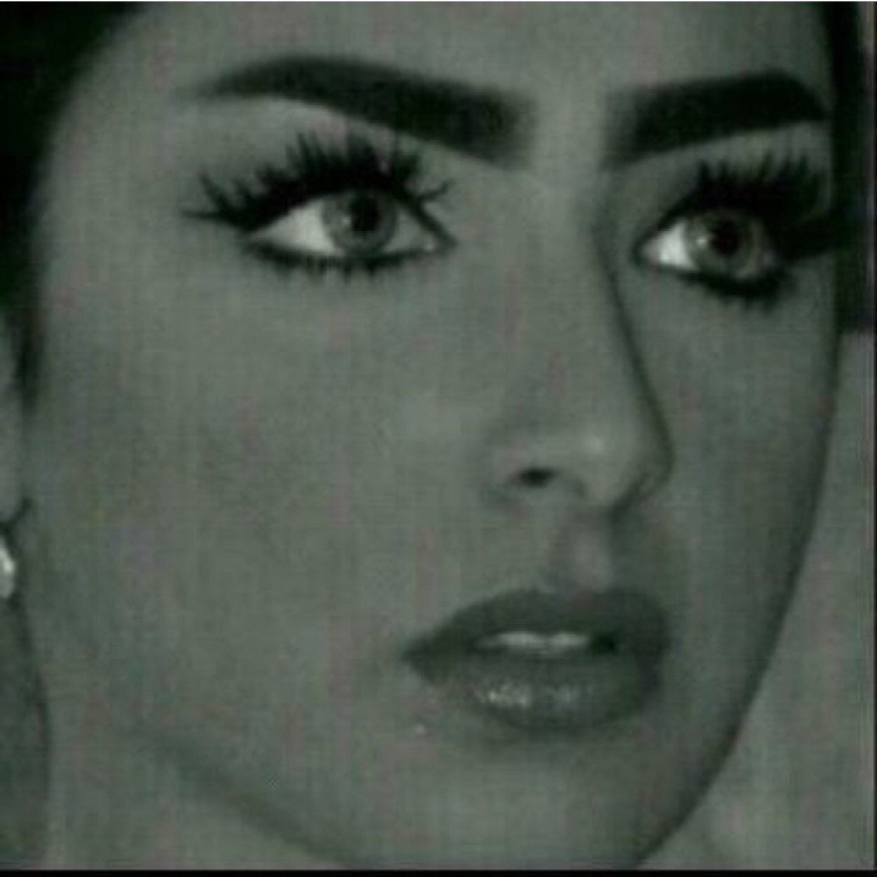 يصير اهمس لك اغار عليك من كل البشر وتهمس لي وربك مكتفي فيك♥