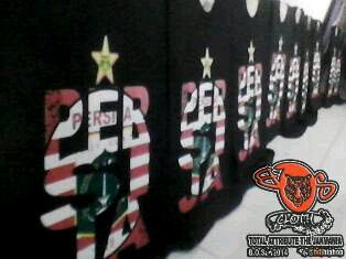 TOTAL ATRIBUTE THE JAKMANIA. Alamat produksi: JL. J, Gang Perintis, Kebon Baru, Tebet, JAKarta Selatan. RT 10/10 no. 9. CP: 089653525133 - 27F3813B
