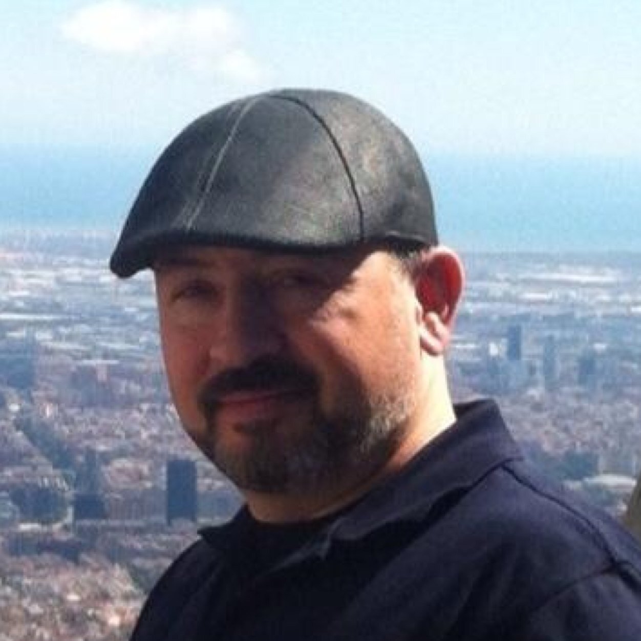 tahatekinyazar's profile picture. Halik’ın namütenahi adı var en başı Hak, ne büyük şey kul için hakkı tutup kaldırmak.