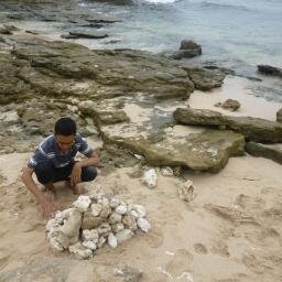 Ketika dunia ternyata jahat padamu,Maka kau harus menghadapinya. Karena tidak seorangpun yang akan menyelamatkanmu jika kau tidak berusaha