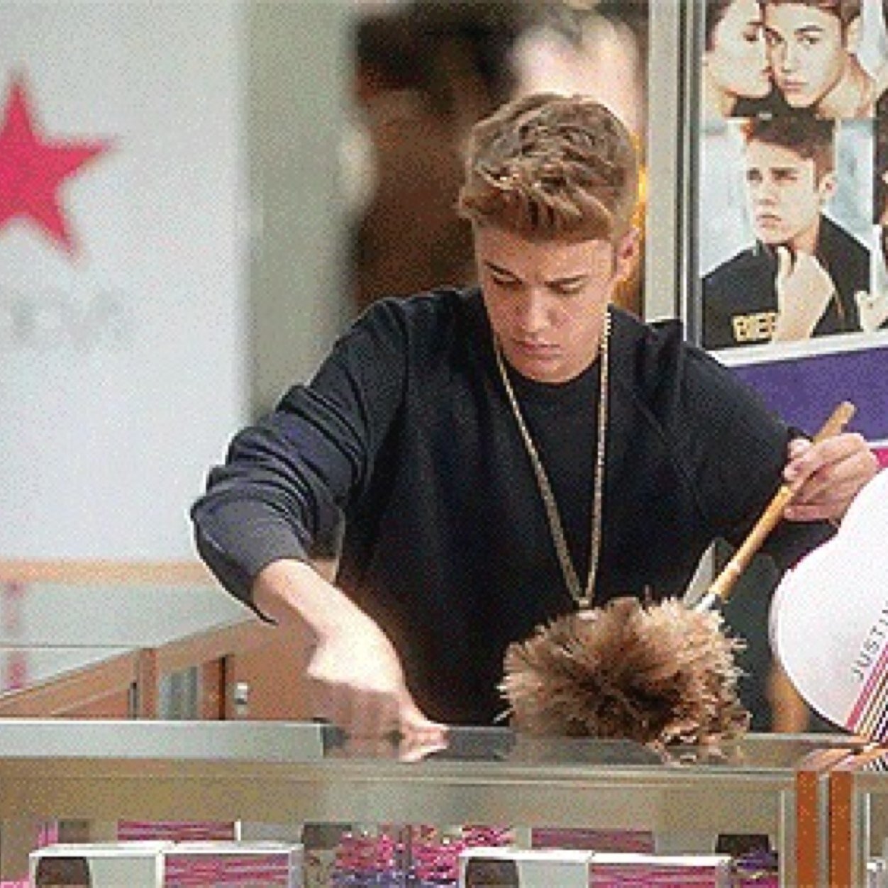 ciaooooo sono una belieber italiana! Seguitemi in tantijustin you are all that matter to me.... Don't forget.