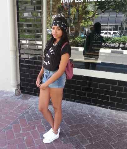 Aspiring writer / journalist . Books , books and more books :) | Live , Love , Laugh ♡