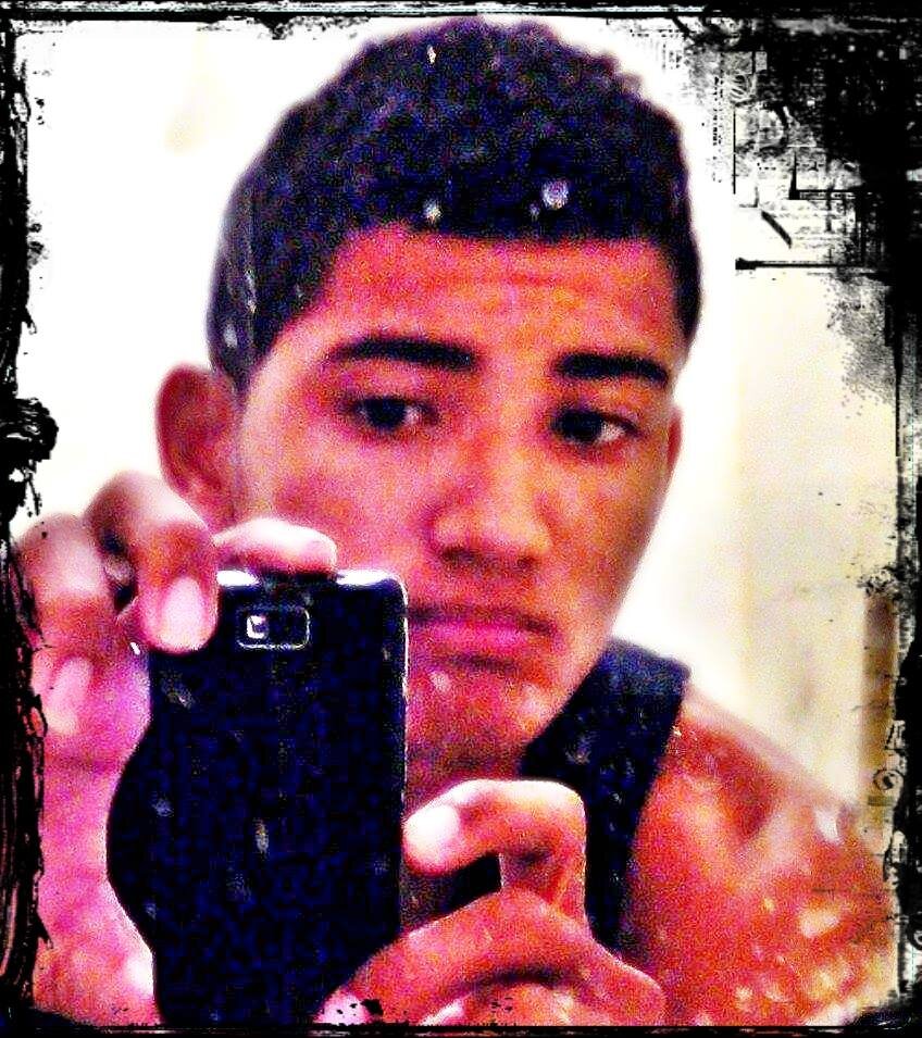 DheninhoSz's profile picture. •Quem me ver, me vê sorrindo e vai ser sempre assim...
Sorriso doce que faz apaixonar... (8)'
. — Ouvindo Marron 5 Daylight.