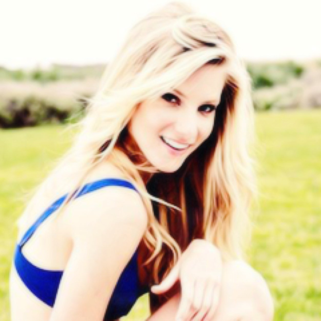 this is a free follow: you don't have to follow me but @xelizabethsdisc
FOLLOW @xelizabethsdisc and if you ask fback she will follow you.