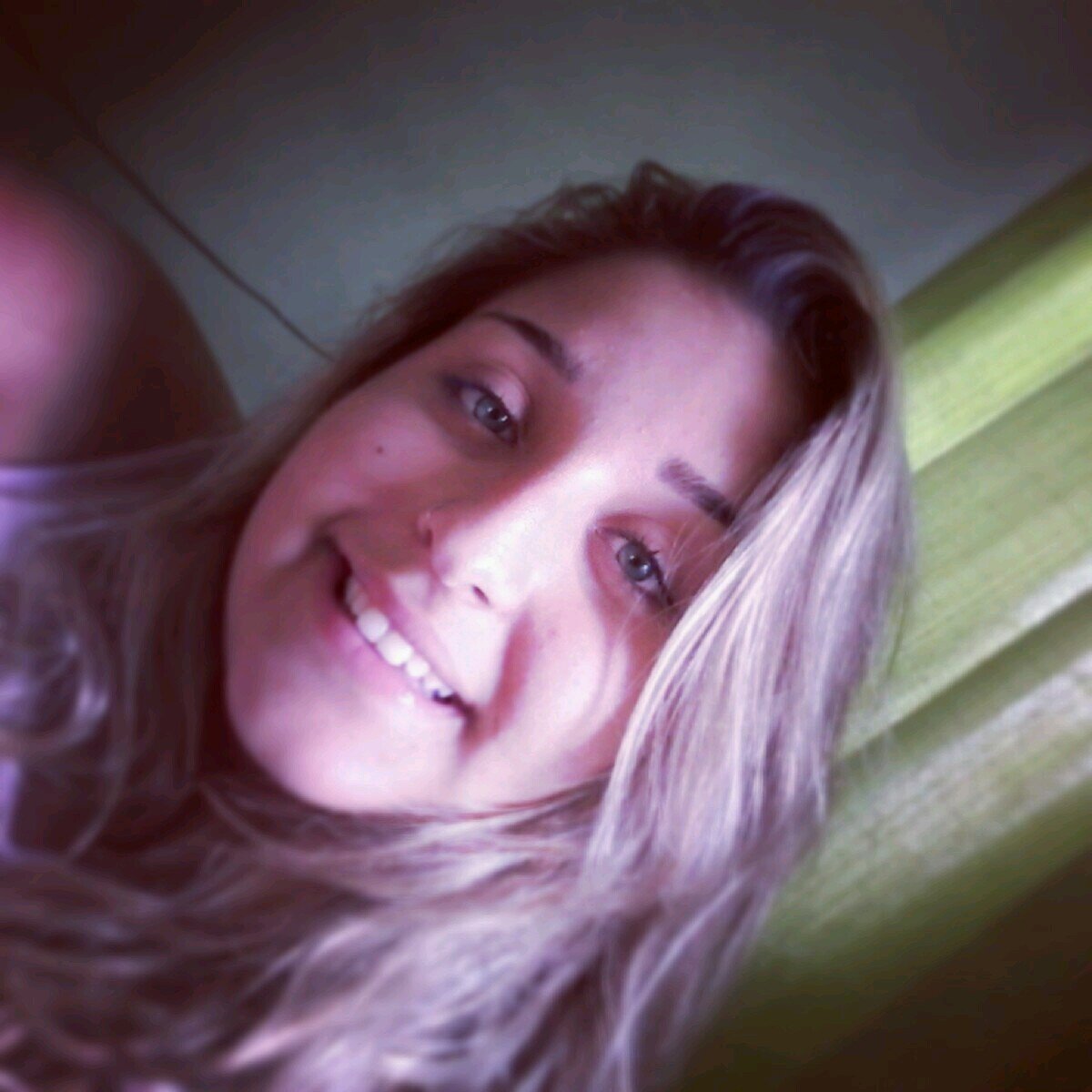 Tenho 14 anos,Sargitaria,Ciumenta,boba,chata,bocuda,amigavel,Palmeirense,Solteira se quiser conhecer mais é só SEGUIR *--*
