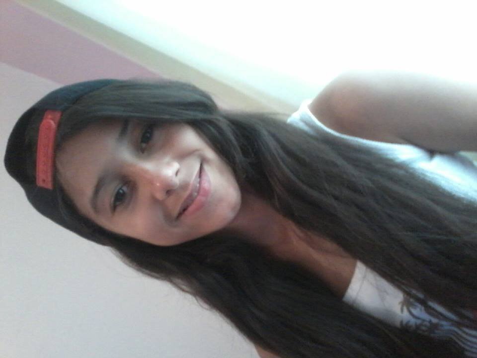 14 anos,cruzeirense,gosto de skate,rock,animes,solteira....