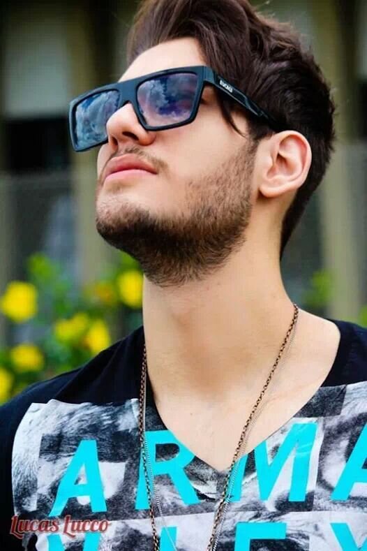 eu amo muito o lucas lucco! ele e lindo canta super bem e sou apaixonada por ele! entao... nao ouse falar mal do meu gostoso!