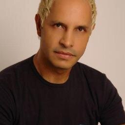 Director Agencia Beauty Fashion, presentador del programa Modelos Televisión, amante de la fotografía, televisión y eventos de moda.