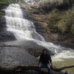 Vivo en chia y me encanta mi pueblo, viajar, reir, soñar, leer, y compartir con la familia.