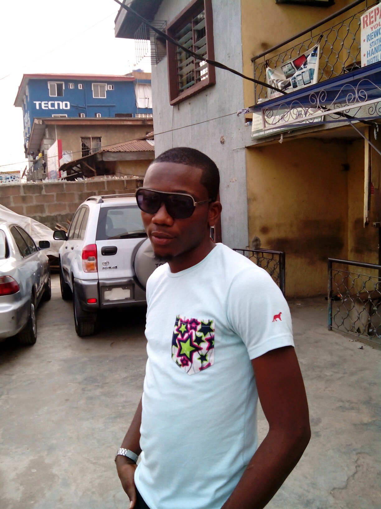 leouyaks's profile picture. University of Ibadan,Psychology!!.....#teamUI #FTRN