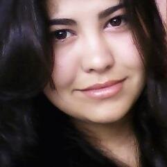 Não me alimento de 'quases', não me contento com a metade! Nunca serei sua meio amiga, ou seu meio amor.. é tudo ou nada.