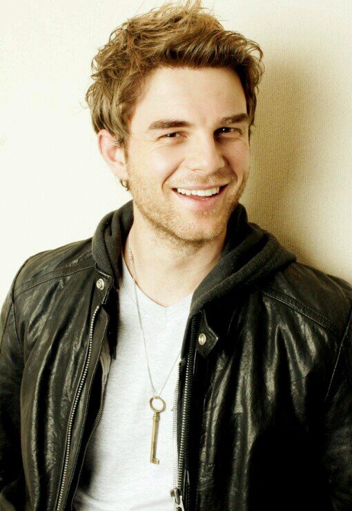 Falling for @ArkOfStone  (Sister: @HarmonyBStark)  [RP]