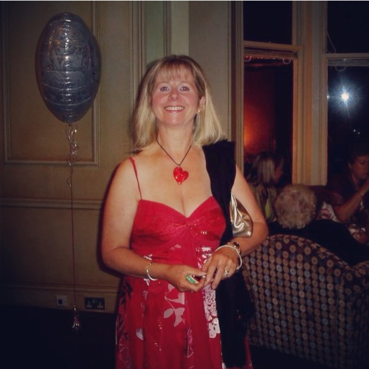 Slightly nutty blonde who should know better! Likes all things that sparkle!