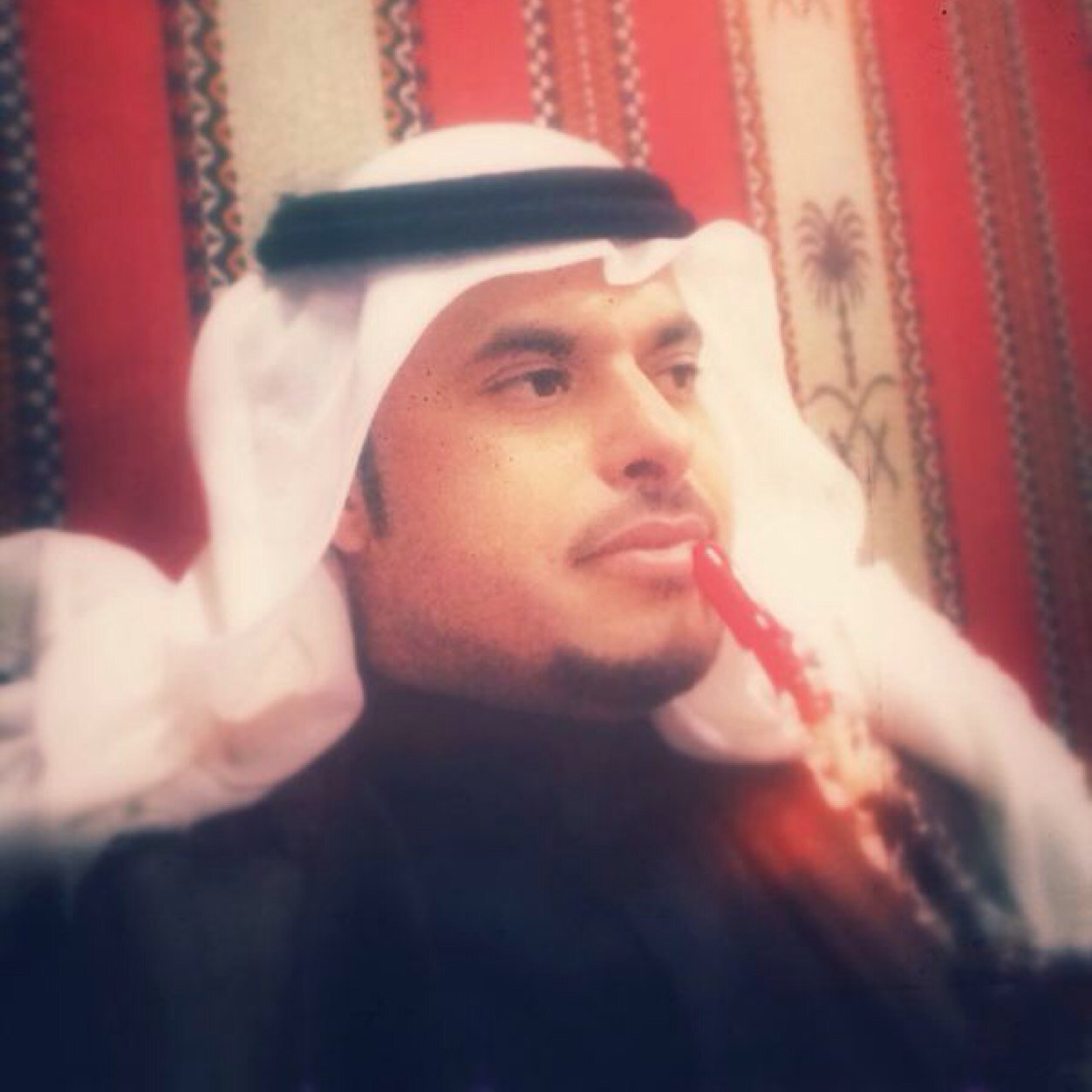 عشقت مـن صغـري نسيـم الهبايـب الـبـر لاغـيـّم سـمـاء الخـيـر جــوّي اغيـب ما كـنـي عــن الـنـاس غـايـب واشرح معاناتي علـى جمـر ضـوّي