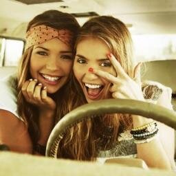 Somos dos mejores amigas totalmente opuestas y locas. Si tienes mejor amiga te sentirás identificada con nuestros tweets. ♡...