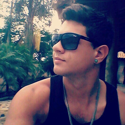 17. Filho de Deus, Ousado & Alegre, Futebol, Sempre Feliz. Quem Me Vê Me Vê Sorrindo e Vai Ser Sempre Assim (8'