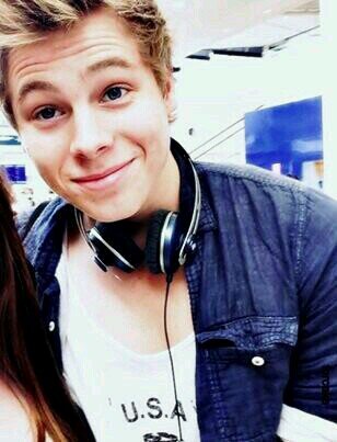 anywayimweird's profile picture. u don't even know me