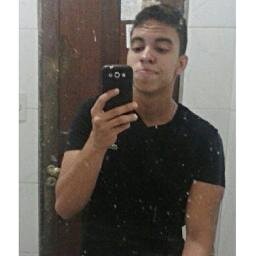 Muitos cairam tentando me derrubar, o meu silêncio é mais poderoso do que minhas palavras, quando eu me calo, Deus trabalha por mim.