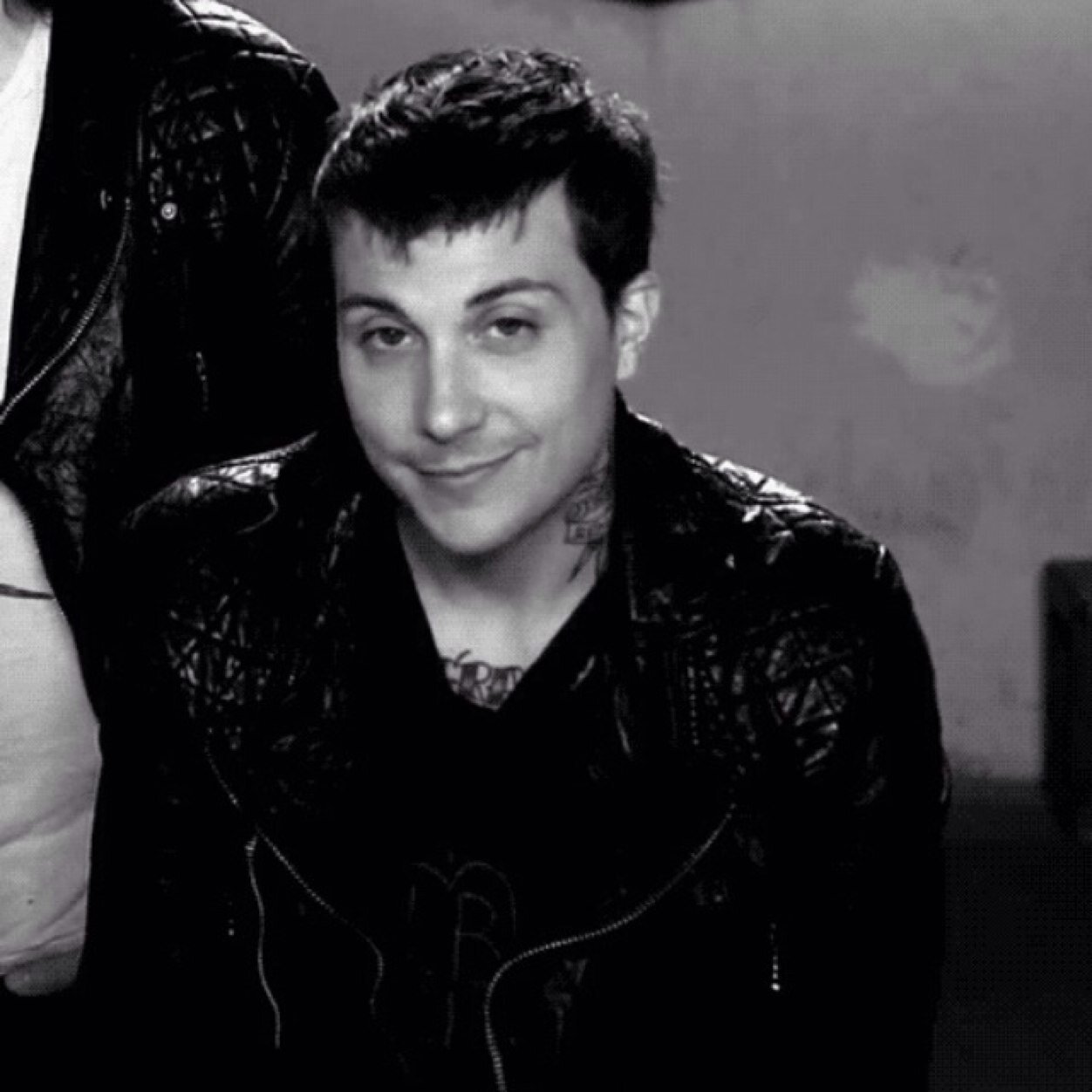 Band girl MCR BVB PTV ATL FOB SWS fukkkkin looove coffee and teeeaaa. Im a irish mexican that is german, jelly much??