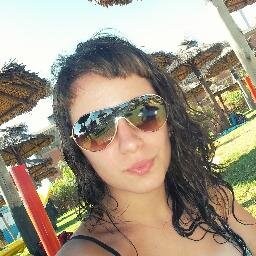 QiERO ALGUiEN QE ME HAGA SENTiR LA CHICA MÁS AFORTUNADA DEL UNIVERSO, SÓLO POR EL ECHO DE TENERLO•. #