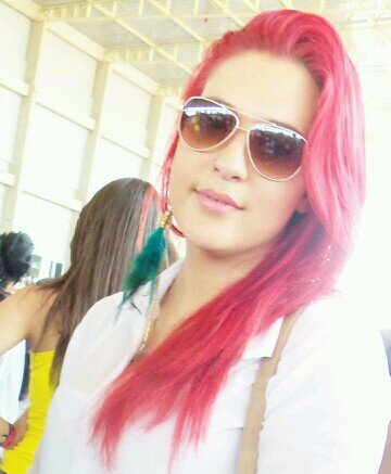 16 anos ,Deus ♥,namorando , Chata ,Legal, Amiga , Doida e uma garota cheia de defeitos & tô pouco me fodendo sobre o que pensam de mim . Follow-me (: