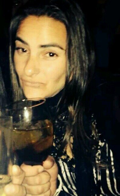la vida es corta...sonríele a quien llora..ignora a quien te critica..y sé feliz con quien te importa