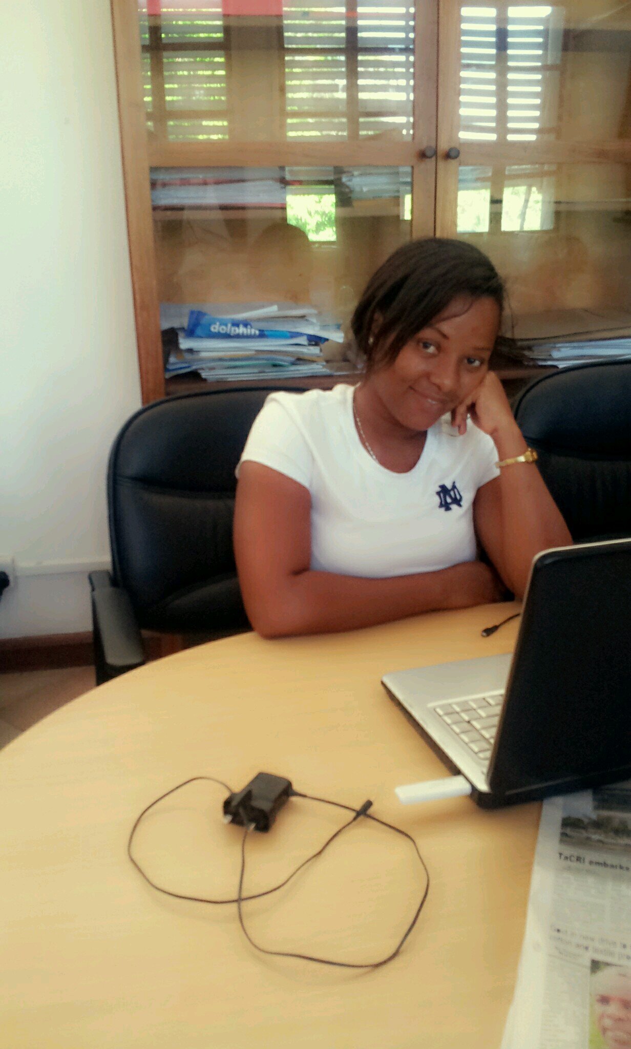 Mke wa mume wangu.

Mama wa wasichana 3.

Mama wa Nyumbani.