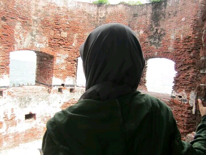 Sebab kata tak mampu mewakili sebuncah partikel yg meruangi hati, biar ia diam dlm sabar yg beretiolasi.-Fu | SMAN 13 Jakarta | Penyuka warna hijau