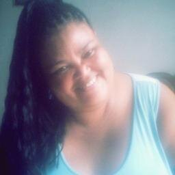 Apresento-lhe minhas armas:
Sorriso no rosto,pensamento forte,cabeça erguida
e esperança em dias melhores.
